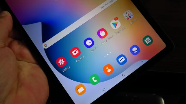 <b>Samsung Galaxy Tab S6 Lite: Benchmark-uri tipice midrange, avem şi ceva lag după boot</b>Samsung Galaxy Tab S6 Lite vine cu acelaşi procesor Exynos 9611 pe care l-am văzut şi pe Galaxy A51. E un upgrade mic de la Exynos 9610 de pe Galaxy A50, care nu a îmbătrânit chiar glorios într-un an. Avem şi 4 GB RAM şi 64 GB stocare sau 128 GB, plus..
