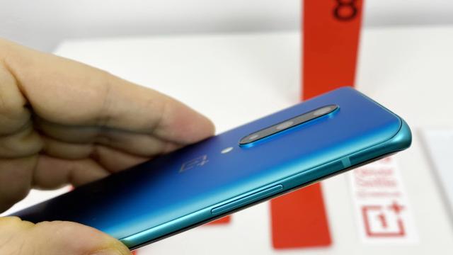 <b>OnePlus 8 Unboxing: deschidem cutia specială Never Settle şi vedem versiunea cu 12 GB RAM, pe verde (Primele impresii)</b>OnePlus 8 a fost anunţat pe 14 aprilie alături de OnePlus 8 Pro şi am reuşit să facem rost de o unitate. Am fi dorit să vă prezentăm un OnePlus 8 Pro, dar ne mulţumim cu OnePlus 8 deocamdată. El este varianta "Light" de flagship