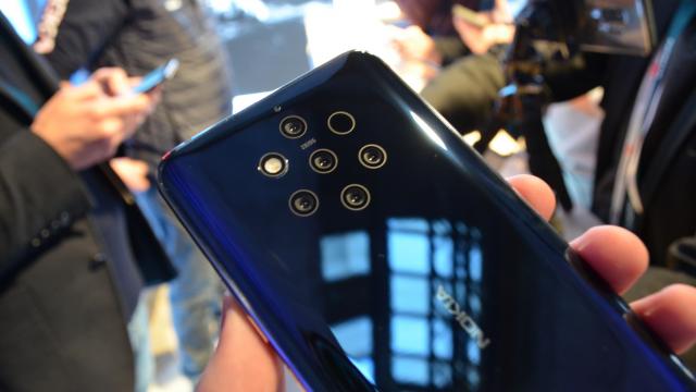 <b>MWC 2019: Nokia 9 PureView - Prezentare hands-on de la #MWC2019 din Barcelona</b>Am început şi prezentările hands-on de la MWC 2019, iar colegul Claudiu sparge gheaţa chiar cu Nokia 9 Pureview, mult aşteptatul telefon cu 5 camere în spate. Terminalul a devenit oficial în cadrul evenimentului Nokia de ieri, iar acum am avut ocazia să î