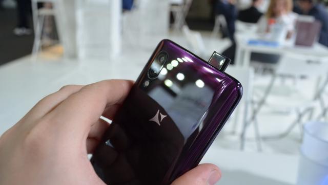 <b>MWC 2019: Allview X6 Xtreme - Prezentare hands-on a noului flagship cu camera periscop, Android Pie (Video)</b>Cu nici 2 ore în urma Allview a prezentat la MWC 2019 noul său flagship din Seria X: Allview X6 Xtreme. Am avut ocazia să îl vedem la treabă la faţa locului şi e un device special, pentru că e primul telefon Allview cu cameră-periscop şi vine şi cu..