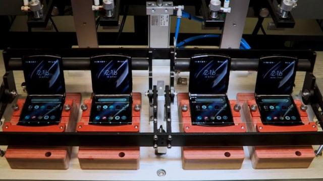 <b>Motorola neagă vehement fragilitatea lui Motorola RAZR 2019 și vine cu propriile teste de pliere</b>La final de săptămâna CNET a publicat un test de rezistență la îndoire a lui Moto RAZR 2019, folosind un aparat special, care realiza zeci de mii de plieri succesive. În cazul telefonului Motorola s-a ajuns la doar 27.000 şi apoi au apărut problemele.