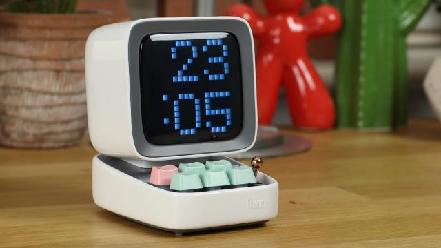 <b>E LUNI e AMAZON: Divoom Ditoo este o boxă Bluetooth multifuncțională cu iluminare LED; Poate rula jocuri retro, afișa ora și alte jocuri de lumini interactive</b>Am găsit un nou produs foarte interesant pe Amazon DE azi. Este vorba despre Divoom Ditoo, o boxă Bluetooth multifuncțională cu design retro. Aceasta oferă două difuzoare a câte 10 wati care livrează un sunet bogat în bass, prezintă un ecran și butoane