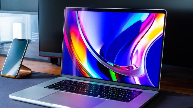 <b>Apple lucrează la un MacBook cu display OLED tactil; Ar putea debuta în 2025</b>La debutul lui MacBook Pro din 2010, Steve Jobs spunea că suprafețele tactile nu ar trebui să fie verticale, ergonomia fiind compromisă. S-au schimbat multe însă, mai ales după decesul acestuia. Totuși, Apple nu a lansat încă un laptop cu display tactil