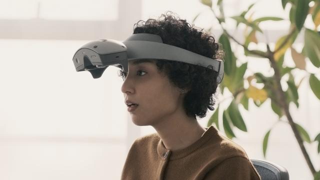 <b>CES 2024: Sony dezvăluie sistemul de creație spațială; O experiență imersivă pentru profesioniștii în 3D</b>Sony a prezentat la CES 2024 un nou sistem de creație de conținut spațial, destinat profesioniștilor din designul 3D și animație. Acest set format din cască și controler își propune să unească lumea virtuală cu cea fizică, oferind creatorilor o experiență