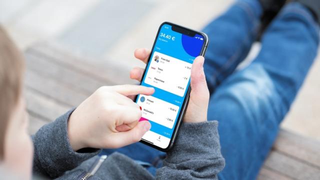 <b>Revolut Junior debutează în România: aplicaţie/card pentru copii, prin care îşi pot gestiona soldul şi primi alerte cu privire la tranzacţii</b>Revolut anunţă în această săptămână extinderea serviciilor sale prin lansarea lui Revolut Junior. E vorba despre o aplicaţie şi un serviciu destinat tinerilor şi copiilor cu vârste cuprinse între 7 şi 17 ani. Soseşte sub forma unei