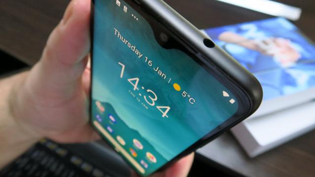 <b>Nokia 6.2: OS, UI, aplicaţii stock Android Pie, fără extra-uri</b>Experienţa lui Nokia 6.2 este fix identică cu cea de pe Nokia 7.2 la capitolul software. Rulează tot Android 9.0 Pie şi atunci când citiţi aceste rânduri probabil a trecut deja la Android 10. Avem şi un buton dedicat pentru Google Assistant, ceva ce puţin