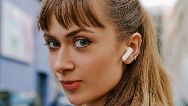 <b>Şi Sennheiser a scos o clonă de AirPods; Ce oferă Accentum Open?</b>Sennheiser se alătură companiilor care imită Apple AirPods, lansând o pereche de căşti in-ear cunoscute drept Accentum Open. Ele aduc cu un soi de AirPods-uri mai angulare şi mai sobre. Gama Accentum este entry level