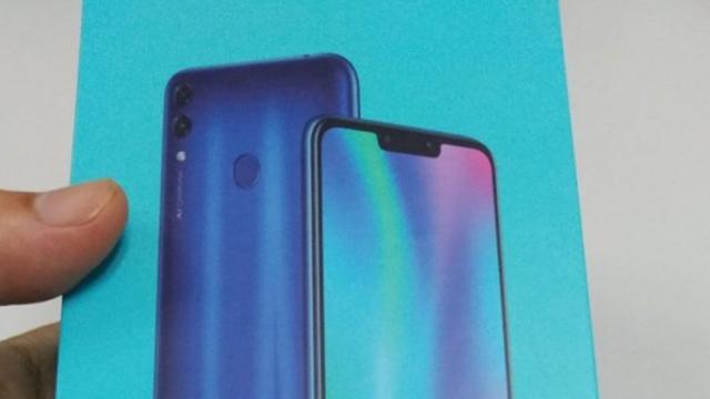 <b>Huawei Honor 8C se dezvăluie în postere scăpate pe web, ar urma să vină pe 11 octombrie</b>Vedem astăzi și o serie de leak-uri asociate lui Huawei Honor 8C, un telefon pe care chinezii îl pregătesc pentru debut în luna octombrie a acestui an. Aparent, lansarea este programată pentru data de 11 octombrie și din informațiile dezvăluite