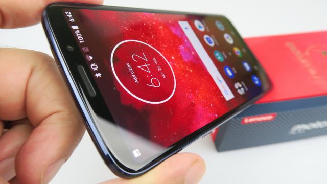 <b>Motorola Moto Z3 Play Unboxing: telefon modular din generaţia nouă, subţire şi accesorizat din plin (Video)</b>Îl scoatem astăzi din cutie pe Motorola Moto Z3 Play, un telefon modular de nouă generație care vine la prețuri bunicele pe plan local. Descoperiți din materialul video de mai jos care sunt accesoriile oferite de Lenovo în pachetul acestui dispozitiv