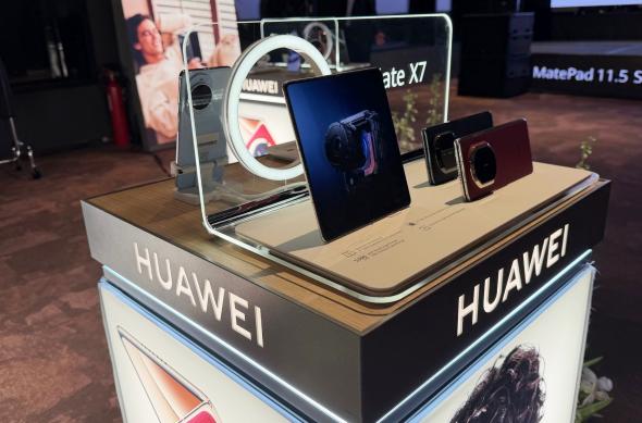 HUAWEI Mate X7 - Fotografii eveniment lansare: Mate-X7_ (1).jpg