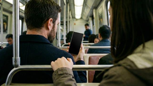 <b>Samsung confirmă una dintre noutățile rezervate lui Galaxy S26 Ultra; Cu Privacy Screen nu mai ai nevoie de folii "negre" pe ecran</b>Cu ceva luni în urmă am auzit sub forma unui zvon faptul că Samsung va aduce o funcție Privacy nouă pe Galaxy S26 Ultra, funcție care ne scapă de nevoia unei folii de protecție neagră, cea care face ca persoanele de lângă tine