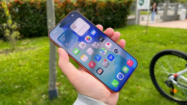 <b>De ce nu trece lumea la iOS 26 şi ce e în neregulă cu acest release? </b>Trebuie să recunosc că am pornit să citesc acest studiu în urma unui clickbait, fiind curios "de ce nu trece lumea la iOS 26". În fapt e un studiu pe eşantion mic, de 2000 de posesori adulţi de iPhone din SUA. 22% dintre ei nu