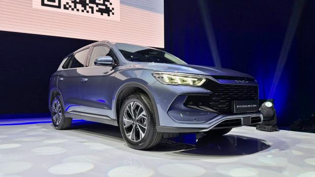 <b>BYD SEALION 5 DM-i are parte de o lansare grandioasă în România, super hybrid cu peste 1000 de km autonomie la 27600 de euro</b>Celor de la BYD le plac denumirile de animale marine și acesta a fost și motivul primei conferințe pe 2026 organizate în România la Romexpo în București, într-un ansamblu de zone care în trecut alcătuiau târgul auto local