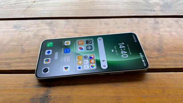 <b>HONOR Magic8 Lite: Software matur, surprinzător de fluid și cu AI util, dar fără Android 16</b>În general, telefoanele „Lite” vin cu un software cu compromisuri şi promisiuni modeste la capitolul actualizări. HONOR Magic8 Lite contrazice parțial această regulă. L-am folosit câteva zile, ca telefon principal, și ce m-a surprins