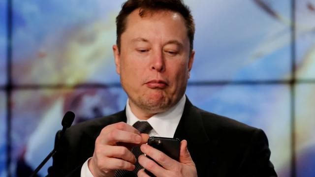 <b>Telefonul Starlink plănuit de Elon Musk; Ce ştim despre telefonul optimizat pentru comunicarea prin satelit?</b>Teoria unui telefon mobil semnat Elon Musk a tot apărut în presă în ultimii ani, fie sub numele de Tesla Phone sau X Phone. Mai ales când X/Twitter a fost în pericol de delistare din App Store şi Elon a spus ceva de genul „lasă că îmi fac eu telefonul