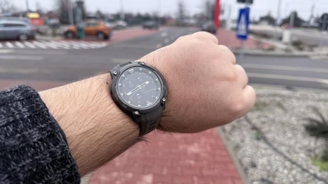 <b>Prezentare Garmin Instinct Crossover (AMOLED) - Smartwatch-ul hibrid ce îmbină un ecran luminos cu limbile unui ceas analogic, doldora de funcții pentru sportivi</b>Garmin are o istorie lungă în ceea ce privește smartwatch-urile orientate spre aventură și sport. Modelele din seria Instinct mi-au plăcut dintotdeauna, fiind adevărate exerciții de robustețe și funcționalitate pură. Noul venit din portofoliul companiei