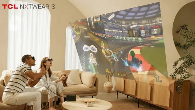 <b>TCL lansează ochelarii Nxtwear S pe Kickstarter; Sunt accesibili și înlocuiesc TV-uri sau monitoare de până la 140 inch în diagonală</b>TCL a dat startul unei noi campanii pe kickstarter odată cu debutul ochelarilor Nxtwear S. Este vorba despre o pereche de ochelari ce redau un ecran virtual de până la 140 inch (la o distanță de 4 metri). Acești ochelari sunt destul de accesibili, fiind