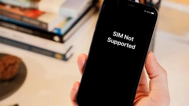 <b>Un bug nou în iOS 16: iPhone 14 nu recunoaște cartelele SIM și se blochează</b>Se pare că Apple se confruntă cu o nouă problemă software acum. Unii utilizatori iPhone 14, 14 Pro, 14 Plus și 14 Pro Max primesc un mesaj de eroare „SIM Not Supported”. După afișarea acestei notificări, telefoanele se blochează complet și nu mai pot