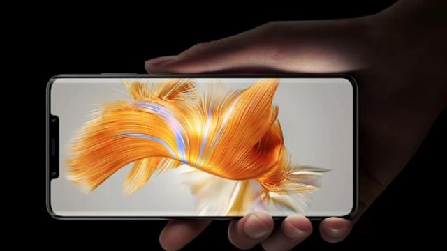 <b>Huawei Mate 50 Pro primeşte o actualizare care îi permite deblocarea facială cu mască, ochelari, machiaj</b>Huawei Mate 50 Pro se laudă de la debut cu una dintre cele mai sigure deblocări faciale de pe piaţă, cu un senzor 3D ToF avansat, lucrând în tandem cu camera selfie de 13 MP. Într-un fel aceste mecanisme îi scuză şi bretonul destul de lat în 2022