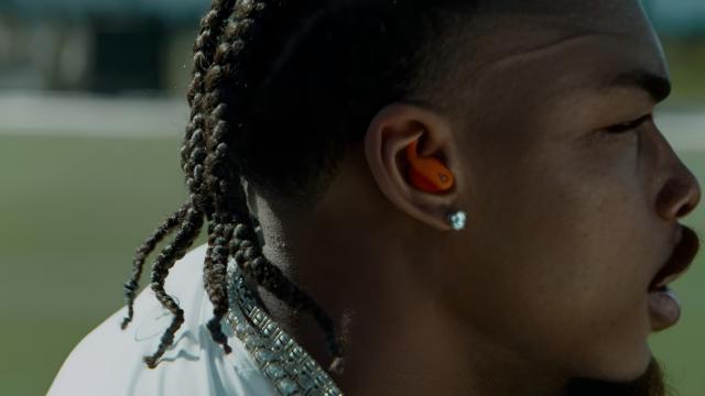 <b>Căştile Apple Powerbeats Fit au scăpat pe web înainte de lansarea Apple de pe 9 septembrie</b>Pe 9 septembrie Apple ne va prezenta seria iPhone 17, ştim asta deja, dar pe lângă telefoane vor sosi şi alte dispozitive. Mă refer la căşti, la ceasuri, dar şi la un produs pentru pasionaţii de fitness. E vorba despre căştile Apple Powerbeats Fit, care t