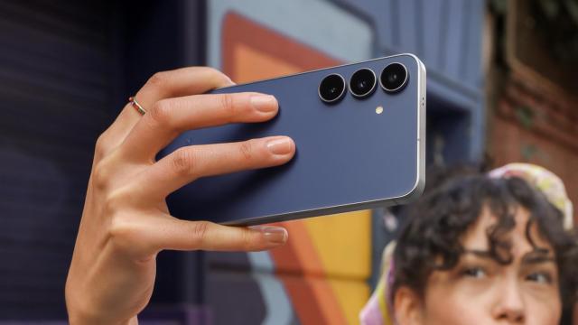 <b>IFA 2025: Samsung prezintă Galaxy S25 FE! Noul model high-midrange are display AMOLED luminos, setup foto promițător, procesor Exynos 2400 sub capotă</b>Ziua de 4 septembrie ne aduce debutul lui Galaxy S25 FE, cel mai nou model și probabil ultimul lansat sub seria Galaxy S25. E un high-midrange ce are multe în comun la nivel de hardware cu pliabilul Galaxy Z Flip7 FE. Primește procesor Exynos 2400
