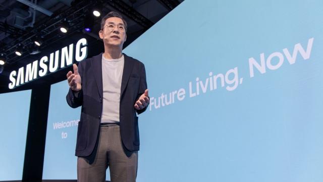 <b>IFA 2025: Samsung aduce AI Home și Vision AI în centrul casei; Automatizare vocală, economii de energie și siguranță extinsă cu Knox Matrix</b>Pe lângă lansarea lui Galaxy S25 FE și a noii serii de tablete Galaxy Tab S11, Samsung a prezentat azi la IFA 2025 din Berlin și noul său concept AI Home – o platformă care promite integrarea inteligentă a electrocasnicelor, dispozitivelor mobile și..