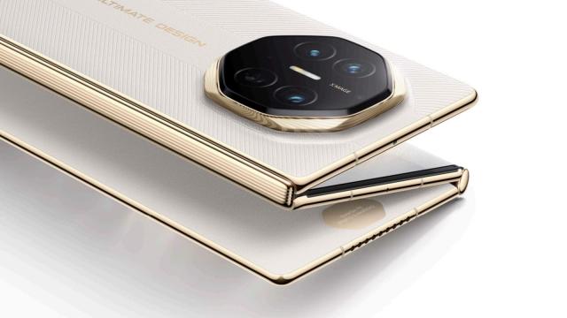 <b>Huawei tocmai a anunţat un nou telefon triplu pliabil: Mate XTs, cu procesor Kirin 9020, cameră ultrawide superioară</b>Huawei vrea să deturneze atenţia de la IFA 2025 şi a anunţat al doilea sau telefon triplu pliabil. E vorba despre Huawei Mate XTs, care vine cu procesor Kirin 9020 şi upgrade de cameră ultrawide. Ce altceva mai aduce aflaţi mai jos. Designul nu s-a