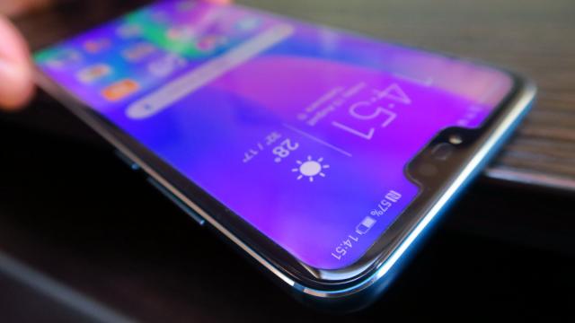 <b>Huawei Honor 10: Display dezamăgitor la luminozitate</b>Huawei Honor 10 începe cu stângul la un aspect care contează mult, ecranul. Pe hârtie ai zice că suntem cam ca un Huawei P20 Liţe, pentru că avem acelaşi panou de 5.84 inch IPS LCD cu aceeaşi rezoluţie de 2280 x 1080 pixeli şi acelaşi aspect de 19:9.