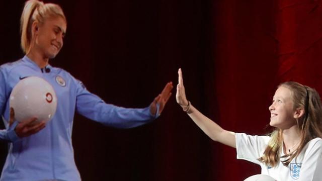 <b>Vodafone UK realizează un apel holografic folosind o conexiune de date 5G și un headset HoloLens</b>Cu scopul a de demonstra capabilitățile unei conexiuni de date 5G, cei de la Vodafone UK au realizat zilele trecute un eveniment special de presă, aici fiind prezentat și un apel holografic. În materialul video pe care îl puteți vedea mai jos apare