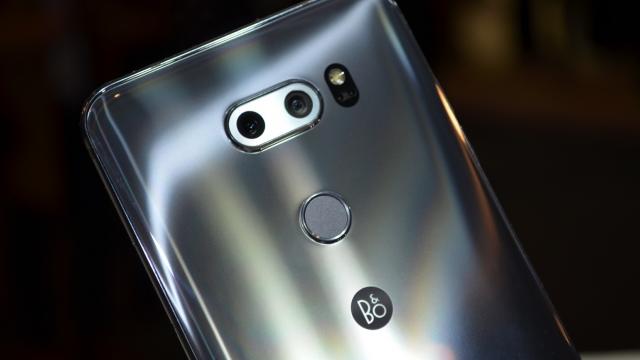 <b>MWC 2018: LG V30S ThinQ hands-on review - cu mâna pe exponentul lucios al AI-ului LG (Video)</b>Pentru că LG G7 nu a fost gata de prime time, LG nu a venit cu mâna goală la MWC 2018 şi a adus totuşi smartphone-ul LG V30s ThinQ. Acesta este un LG V30 actualizat, mai ales la capitolul software, mai degrabă decât hardware.