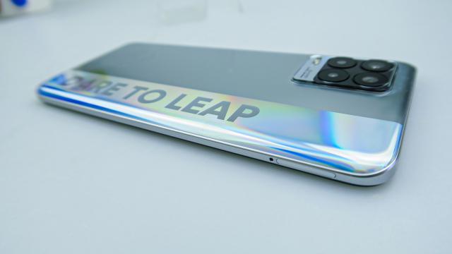 <b>Realme 8: Design Cyber Silver, cu influenţe din lumea auto şi a gaming-ului</b>Realme 8 ne-a sosit în varianta Cyber Silver, care fură toate privirile prin modul în care reflectă lumina. Pe de o parte are dungă lucioasă cu motto-ul "Dare to Leap", care reflectă un întreg curcubeu în lumină, apoi avem imediat sub cameră