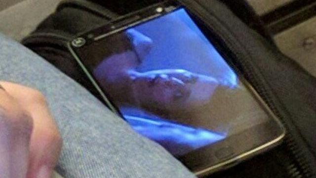 <b>Un nou model Motorola Moto X îşi face apariţia într-o imagine hands on, vine cu scanner de amprente frontal</b>În cazul în care vă întrebaţi cu privire la evoluţia companiei Motorola sub tutela Lenovo, aflaţi că brandul există în continuare şi vor mai exista modele Moto. Printre ele se va număra şi un nou Moto X, dacă ne...