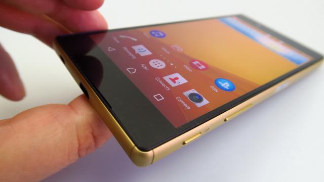 <b>Sony Xperia Z5 Review</b>Sony a lansat în toamna trecută, la IFA 2015 un trio sub brandul Xperia Z5. Am testat deja modelul Z5 Premium, cu ecran 4K şi azi ne oprim asupra modelului de mijloc din această gamă, Sony Xperia Z5. Terminalul poate fi considerat un soi de..