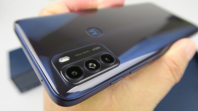 <b>Motorola Moto G50: Camera selfie face faţă provocării, cea principală se descurcă OK în situaţii generice</b>Motorola a avut câteva telefoane în ultimul an care s-au remarcat prin captura nocturnă deosebită, chiar şi în zona midrange, iar Moto G100 a plusat cu o cameră Macro de excepţie cu un inel bliţ în jurul său. Acum e rândul lui Moto G50 să ne arate