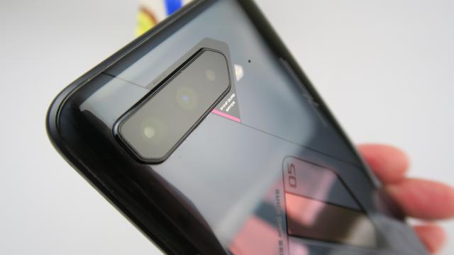 <b>ASUS ROG Phone 5 Pro: Design premium, un sandwich din sticlă și metal + un ecran secundar în spate</b>Faţă de primul model din această serie, Asus ROG Phone 5 Pro vine cu un design mai domestic, cu linii fine pe un spate de sticlă protejat de Corning Gorilla Glass Victus şi o ramă mată din metal. Totuși, chiar şi aşa avem elemente care ies uşor