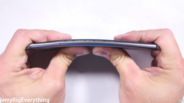 <b>Huawei Mate 9 primeşte teste de îndoire, rezistenţă la flacăra de brichetă şi teste de zgârieturi; Rezistă cu brio la "stres" (Video)</b>Pe masa de tortură a celebrului youtuber JerryRigEverything ajunge astăzi nimeni altul decât Huawei Mate 9, un phablet de top care se laudă cu un display generos de 5.9 inch și cu o cameră foto duală ce beneficiază de optică Leica. Avem parte și de un