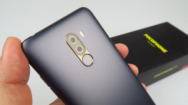 <b>Xiaomi Pocophone F1 Unboxing: costă Poco, are spate Poco, dar are putere Molto Bene (Video)</b>Ultima lună de vară a fost marcată și de către o premieră autohtonă, cea a listării lui Xiaomi Pocophone F1 la vânzare pe piața locală, un telefon pe care câțiva norocoși l-au și achiziționat. Noi avem dispozitivul pe masa de teste în aceste zile