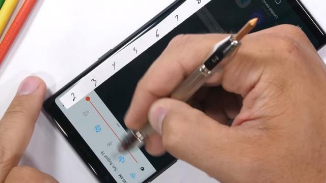 <b>Samsung Galaxy Note 9 primeşte testul de rezistenţă JerryRigEverything, are un moment cand îi cad butoanele (Video)</b>Inevitabil phablet-ul Samsung Galaxy Note 9 avea să ajungă pe masa de teste a celebrului youtuber JerryRigEverything, lucru ce se întâmplă chiar acum la început de săptămână. Descoperim pe această cale cum se descurcă terminalul cel nou