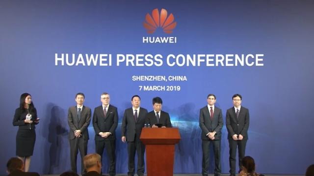 <b>Huawei anunță la nivel oficial procesul intentat împotriva guvernului SUA; Afirmă că restricțiile impuse sunt neconstituționale</b>Cu doar două zile în urmă aflam pe seama unui raport emis de către Reuters faptul că Huawei are în plan să oficializeze procesul intentat contra SUA și Canada ca urmare a numeroaselor restricții și probleme pe care le-a avut