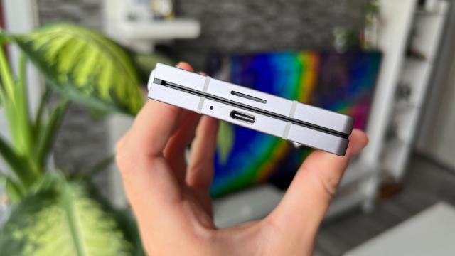 <b>Samsung Galaxy Z Fold6: Acustica e peste predecesor, mai ales la gaming</b>Samsung Galaxy Z Fold6 dispune de difuzoare stereo, tunate de AKG. Unul se află jos pe partea stângă a ecranului pliabil şi unul se afla sus. Când ţii telefonul "pe lung" rişti să le acoperi