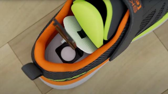 <b>Adidașii „Find My” de la Skechers ascund un compartiment AirTag; Copiii sunt în siguranță, iar părinții stau liniștiți</b>Skechers tocmai a lansat în SUA și UK o colecție de adidași pentru copii care ascund în talpă un compartiment dedicat pentru Apple AirTag. Modelele se numesc „Find My Skechers” și sunt disponibile în mai multe culori atractive pentru fete și băieți