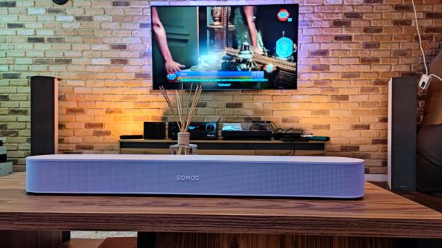 <b>Cum m-a indus în eroare „un simplu” soundbar; Review Sonos Beam (Gen 2) cu Dolby Atmos</b>Am avut experiențe, vreo 4 legate de soudbar-uri și faptul că nu mai am niciunul, spune multe. Pe toate le-am cumpărat din impuls, la reducere, sau chiar de Black Friday și n-au fost ieftine, vă asigur. La fel, toate au ajuns să fie oferite cadou