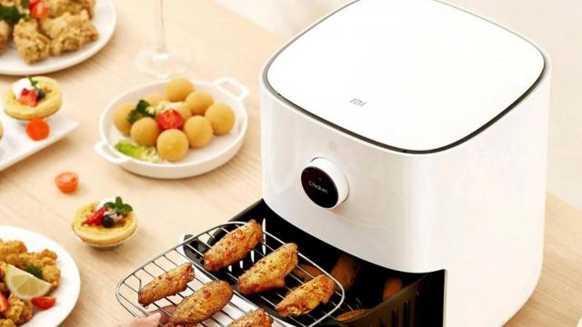 <b>Xiaomi Mi Smart Air Fryer este o friteuză care îţi permite să găteşti sănătos; A sosit în România și costă mai puțin decât credeai</b>Xiaomi a lansat azi în România telefoanele 11T şi 11T Pro, dar şi căști Redmi Buds 3 Pro, un monitor de gaming şi o trotinetă electrică. În plus, a debutat şi un Mi Smart Air Fryer, o friteuză pe bază de aer şi nu ulei