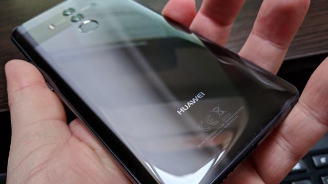 <b>Huawei Mate 10 Pro: Hardware de ultimă oră, cu câteva sacrificii</b>Huawei ar fi putut să procedeze precum suratele sale din China, Xiaomi şi OnePlus, împingând hardware-ul la maxim, la 8 GB RAM şi eventual şi plusând că Sony cu ecran 4K. A preferat în schimb să meargă la siguranţă, cu 6 GB RAM şi în mod inexplicabil a..