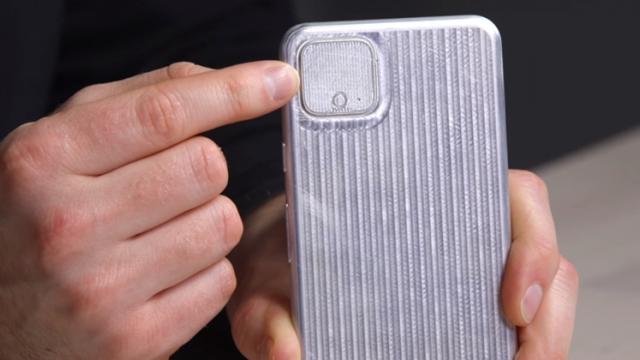 <b>Google Pixel 4 a primit un hands on deja, de la Unbox Therapy (machetă) + randări noi de la Ben Geskin</b>Google Pixel 4 a stârnit frenezia întregului Internet cu ultima sa scăpare, care ne prezintă o cameră foarte similară cu cea de pe iPhone 11. Evident a început cearta între fanii iPhone şi fanii terminalelor Android