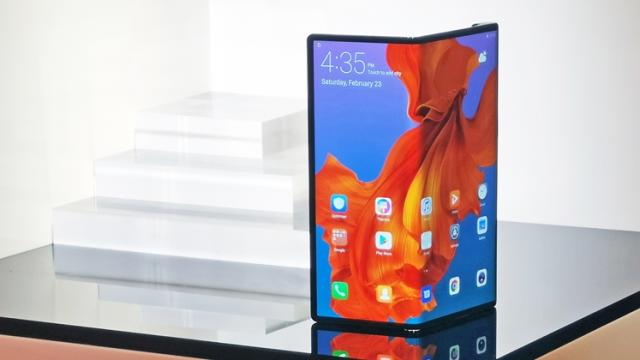 <b>Huawei Mate X este amânat cu cel un trimestru; Sunt necesare teste suplimentare</b>Se pare că nu doar Samsung îşi amână telefonul pliabil, ci şi cel mai mare rival al său, Huawei. Compania chineză tocmai ce a anunţat faptul că va amâna lansarea comercială a lui Mate X cu cel puţin 3 luni pentru a face