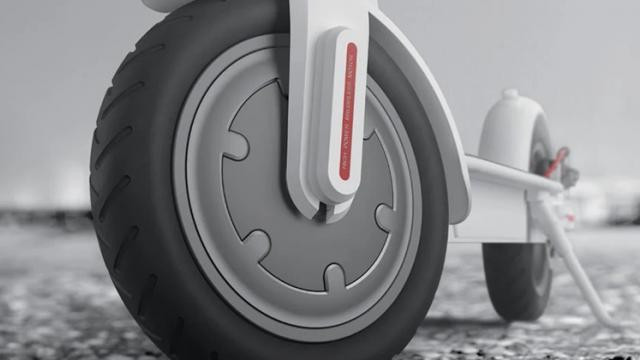 <b>Trotineta electrică Xiaomi M365 costă acum doar 1.700 lei pe TomTop, cu livrare gratuită din depozit european</b>Dacă vă aflați în căutarea unui vehicul electric cu care să vă deplasați prin oraș sau parcuri în această vară atunci modelul Xiaomi M365 poate fi alegerea perfectă, mai ales acum când bifează un discount tare atractiv pe