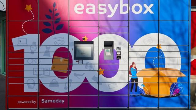<b>evoMAG oferă acum servicii easybox, pentru livrare mai rapidă a produselor; 1800 lockere disponibile</b>evoMAG a extins modalităţile de livrare printr-un parteneriat cu compania de curierat Sameday şi a anunţat şi că activează o modalitate mai rapidă de a ridica produsele comandate. E vorba despre easyBox, cu 1800 de lockere instalate la nivel naţional.