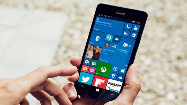 <b>Un fost director Microsoft ştie cine e vinovatul pentru eşecul lui Windows Phone: operatorii şi producătorii de telefoane</b>Dacă l-ai întreba pe Brandon Watson (Senior Director al Windows Phone), cine a fost vinovatul pentru eșecul numit Windows Phone, acesta va spune că este oricine, numai Microsoft nu. Aceasta este declarația sa prin care aruncă vina pe operatori