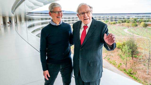 <b>Buffett la Woodstock-ul capitaliștilor: Apple va continua să fie investiția noastră numărul unu</b>Warren Buffett, deși recent a vândut acțiuni Apple de miliarde de dolari, rămâne ferm în sprijinul său pentru gigantul tech, insistând că Apple va continua să fie cea mai mare investiție a Berkshire Hathaway. Chiar dacă Apple a raportat scăderi ale..